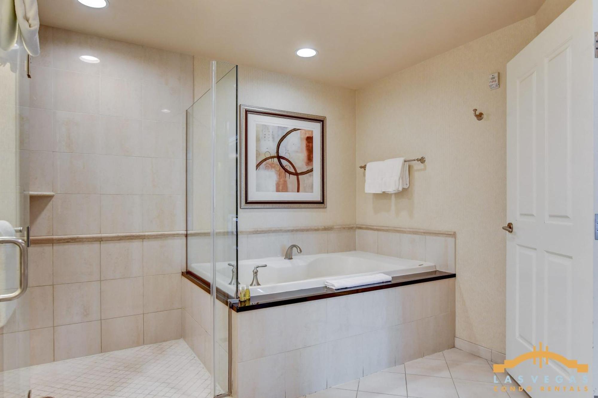 Mgm Signature-06-711 Strip View Jacuzzi